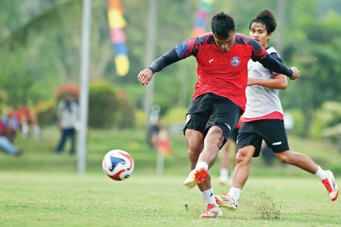 ASAH KEMAMPUAN: Muhammad Rafli melepaskan tendangan dalam sesi latihan Arema FC di ARG Soccer Field, Lawang, kemarin.