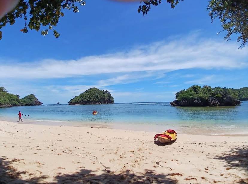 INDAH: Pesona Pantai Gatra yang dapat mencoba kano di sana.