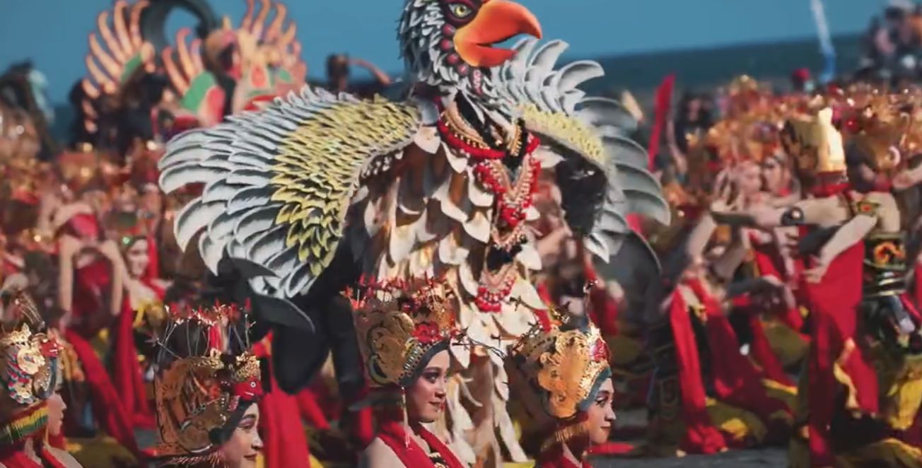 Penari gandrung tampil memukau dalam pembukaan Festival Budaya Banyuwangi. Agenda rutin tiap pekan ini jadi magnet wisata sepanjang Agustus.