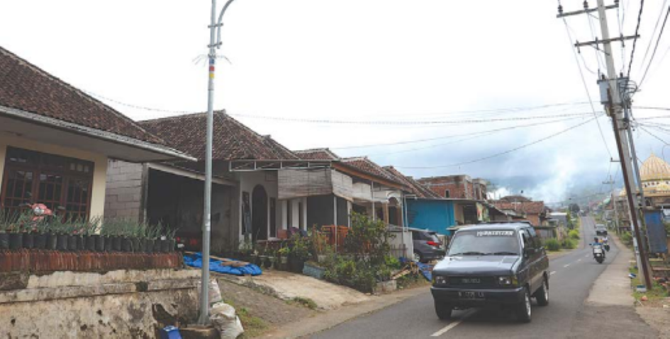 CEGAH KECELAKAAN: Kendaraan melintasi perkampungan Desa Petungsewu, Kecamatan Wagir yang sudah dilengkapi PJU. Masih banyak ruas jalan di Kabupaten Malang yang belum dilengkapi PJU.
