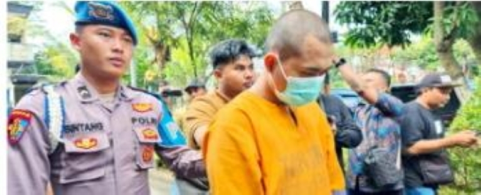 GELAP MATA: Pelaku pencurian atas nama Krisna Sulthon Maulana, 23, warga Desa Kemiri, Kecamatan Kepanjen diperlihatkan polisi kepada awak media, kemarin.