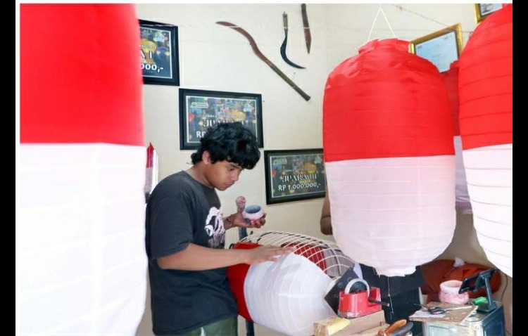 LEBIH LARIS TAHUN INI: Perajin lampion di Jalan Binor, Kelurahan Bunulrejo, Kecamatan Blimbing tengah mengerjakan pesanan yang datang dari warga Jakarta, kemarin (1/8).