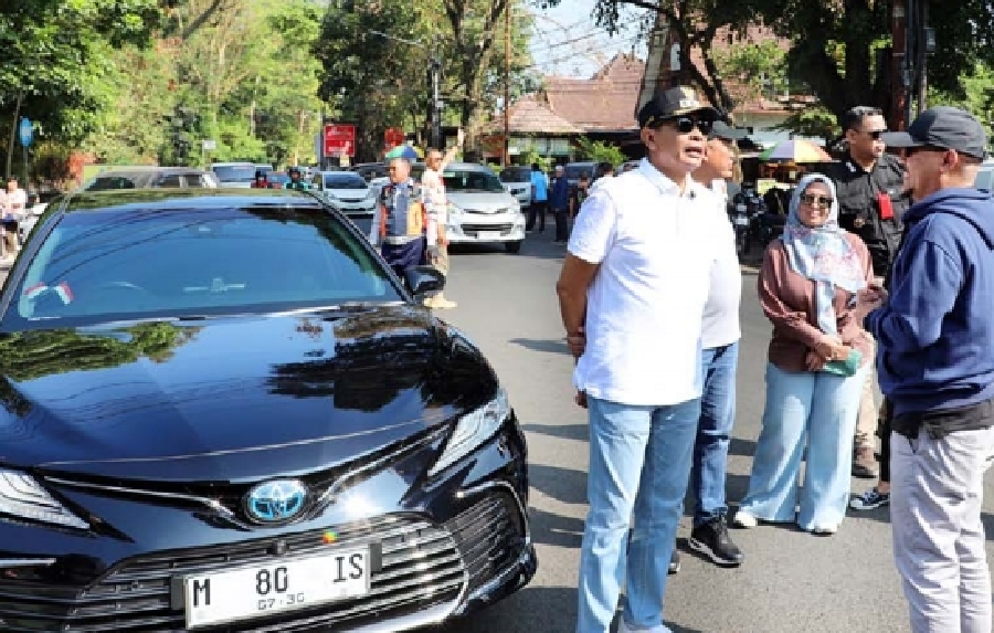 DICOBA SATU BULAN: Rekayasa lalu lintas menjadi satu arah diterapkan di kawasan Pasar Oro-Oro Dowo sejak Jumat lalu (1/8).