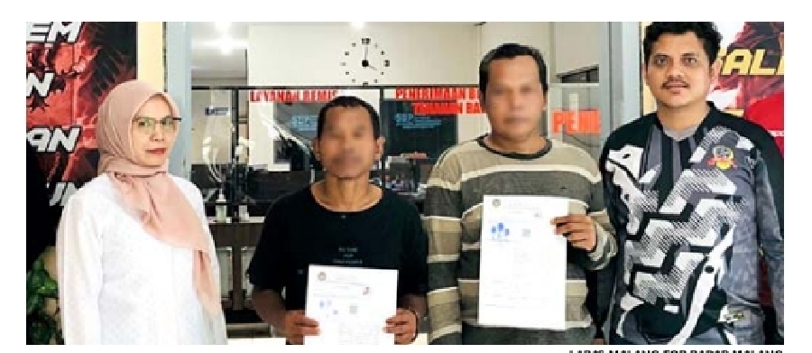 MASUK KRITERIA: Dua napi dari Lapas Lowokwaru menunjukkan surat keterangan amnesti, kemarin (2/8).