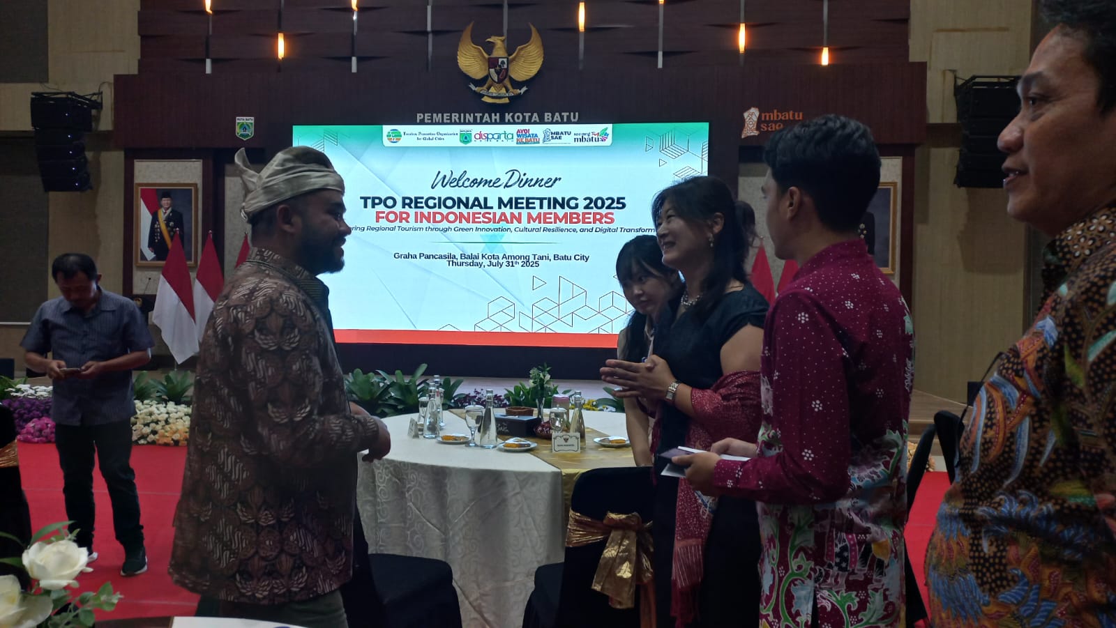 AKRAB: Sekretaris Umum TPO Kang De-eun berbincang-bincang dengan Wakil Wali Kota Batu Heli Suyanto dalam acara welcome dinner, Kamis (31/7).