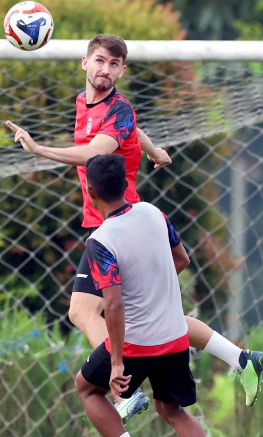 PILIH MATANGKAN TIM: Odivan Koerich (kiri) berhasil menghalau bola dalam sesi latihan di ARG Soccer Field Lawang, kemarin.