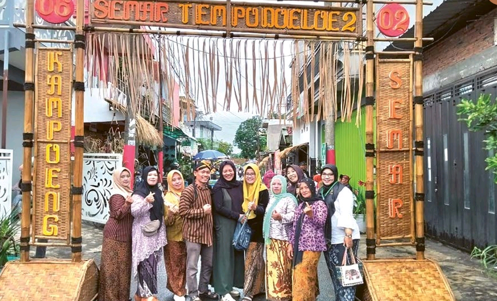 TAHUN KEDUA: Sejumlah warga RW 02, Kelurahan Arjosari, Blimbing berpose di pintu masuk event Semar Tempoe Doeloe 2.