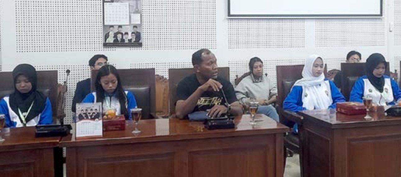 PRESTASI BELUM DIAKUI: Atlet dan pengurus cabor Anggar Kota Malang menyampaikan aspirasi kepada Komisi A dan Komisi D DPRD Kota Malang beberapa waktu lalu.