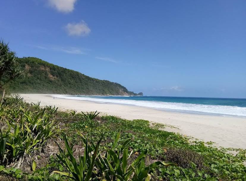MENAWAN: Hamparan pasir putih menjadikan primadona di Pantai Modangan.