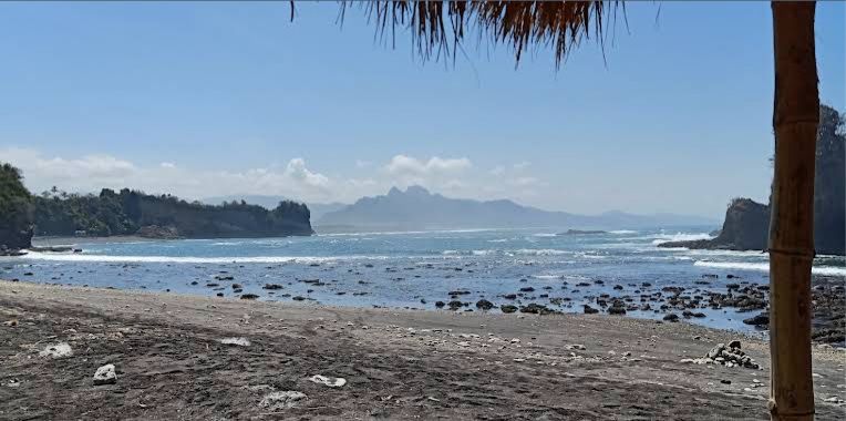 INDAH: Pesona Pantai Licin menjadi daya tarik wisata di Ampelgading Malang.