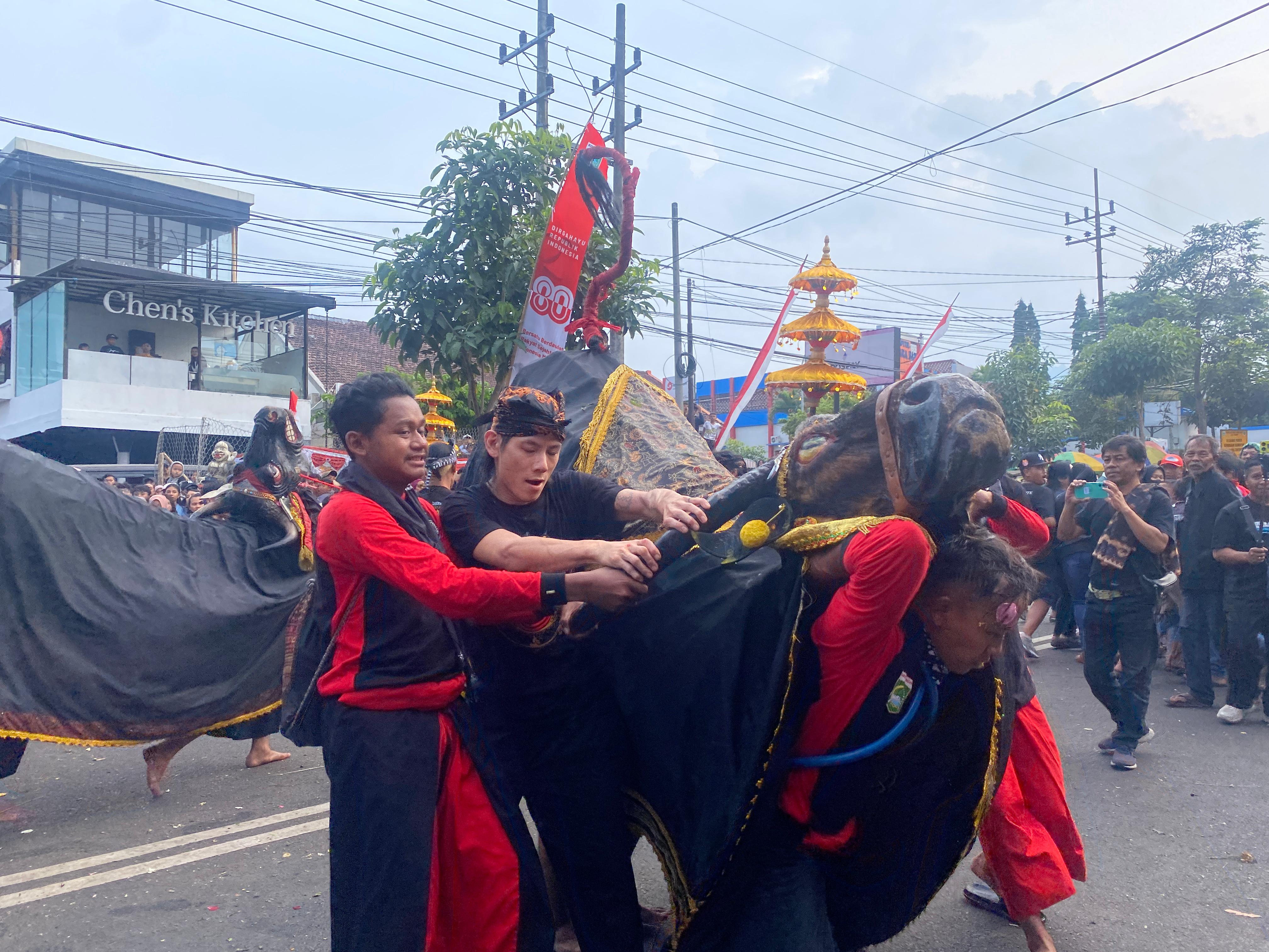 MBEROT: Salah satu aksi bantengan yang ditunggu-tunggu penonton adalah mberot.