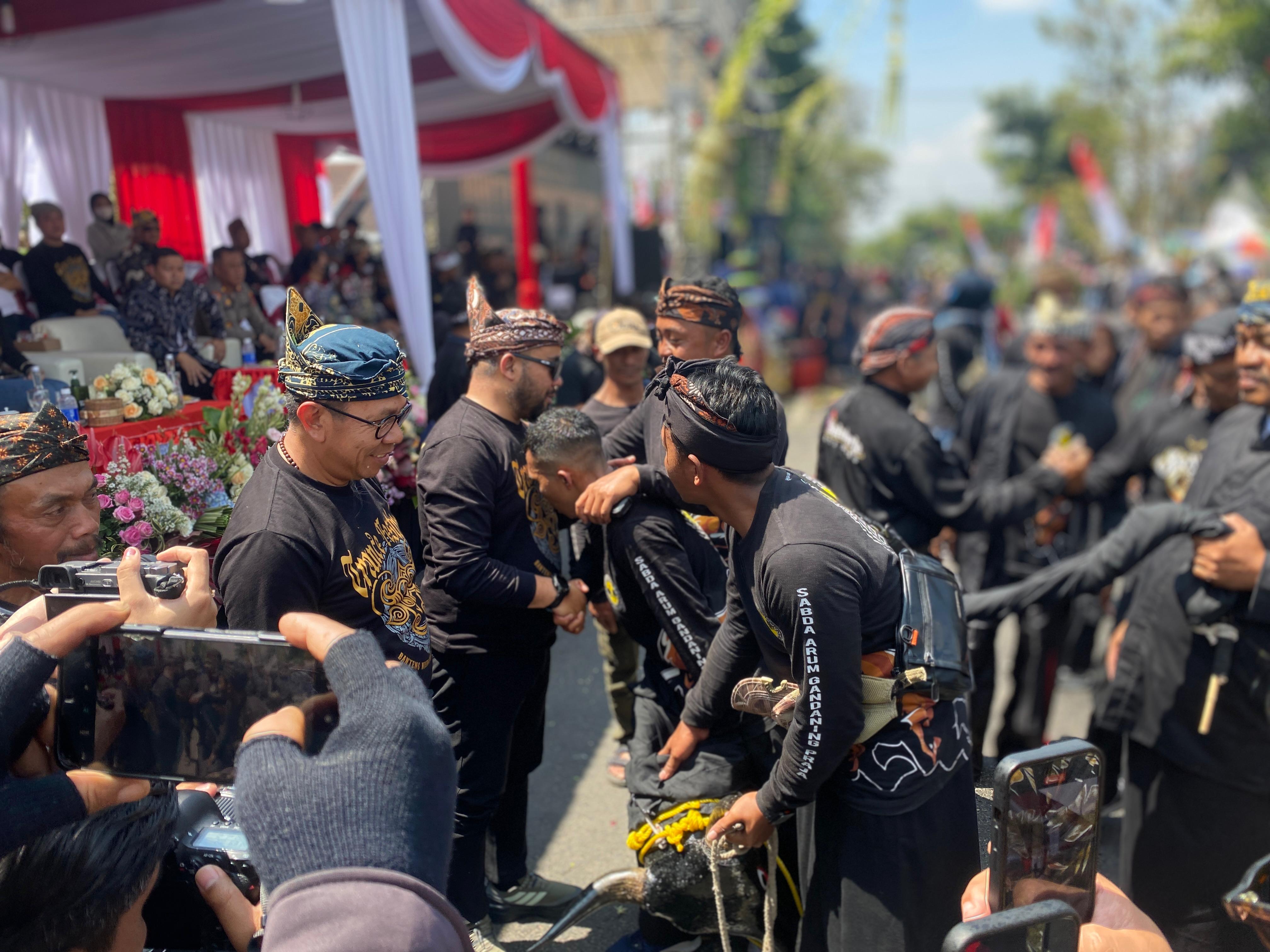 BERU SELAMAT: Wali Kota Batu Nurochman dan Wakil Wali Kota Heli Suyanto menyalami para seniman bantengan yang telah selesai tampil.