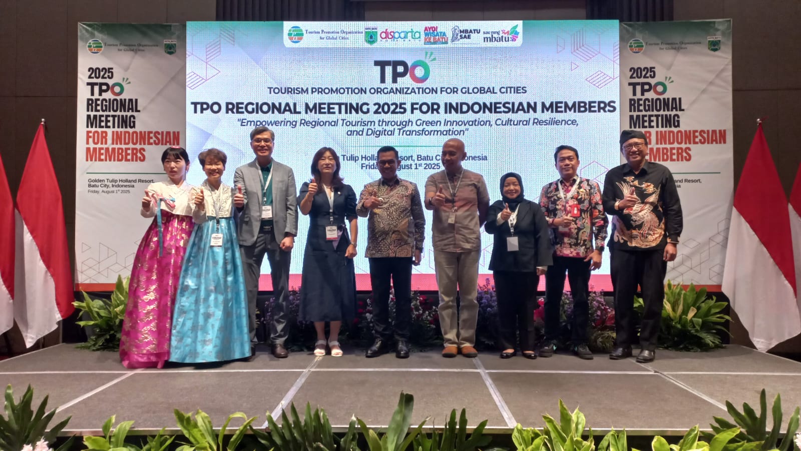 DARI KOREA: Delegasi dari dua kota wisata di Korea, Gangnam dan Gimhae serta  Sekretaris Umum TPO  Kang De-eun (empat dari kanan) bersama Wali Kota Batu Nurochman (empat dari kiri) dalam event TPO Reg