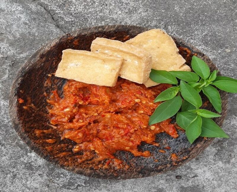 PEDES NAMPOL: Sambel disajikan dengan tahu dan kemangi