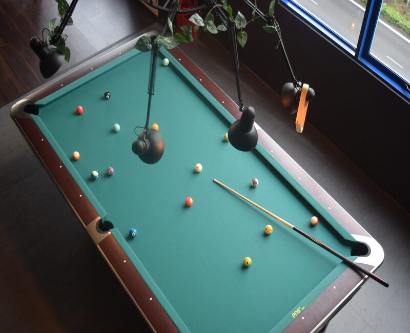 SERU ABIS: Main billiard bareng temen