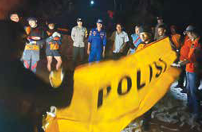 MASIH TANDA TANYA: Tim Gabungan Polsek Gedangan melakukan evakuasi temuan kerangka manusia di Pantai Batu Bengkung pada 23 Juli lalu.