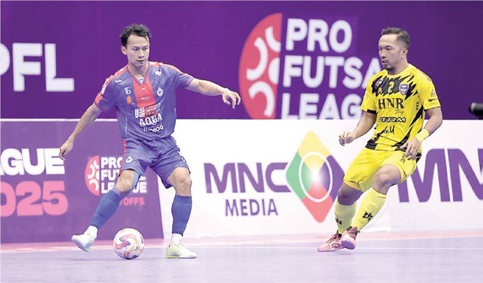 VENUE IDEAL: Guntur Sulistyo (kiri) berusaha melepaskan umpan dalam laga perebutan tempat ketiga PFL di GOR Among Rogo Jogjakarta beberapa waktu lalu.
