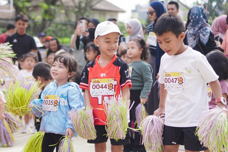AKTIF: Dalam suasana penuh kehangatan dan tawa, anak-anak terlibat dalam berbagai permainan fisik seperti wiggle warming up, cubic clues, egg-pedition trail, hingga lucky roll arena.