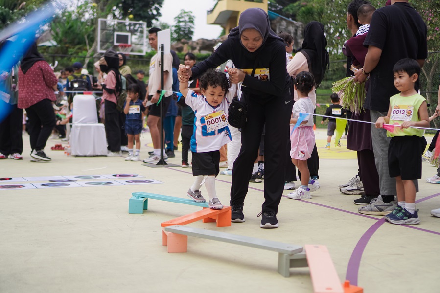 SERU: Puluhan anak usia 1,5 hingga 7 tahun tampak bersemangat mengikuti kegiatan Sport Day Play Trail Adventure yang diselenggarakan oleh Peony Daycare.