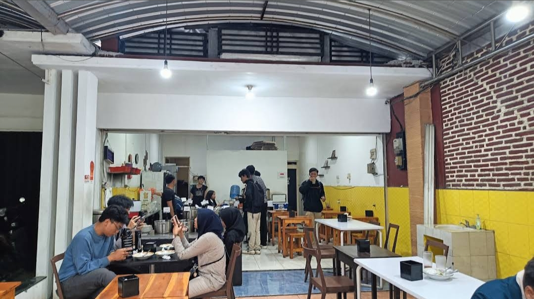 KENYANG: Sepiring nasi hangat dengan lauk komplet di Gudla bikin makan malam di Suhat makin puas