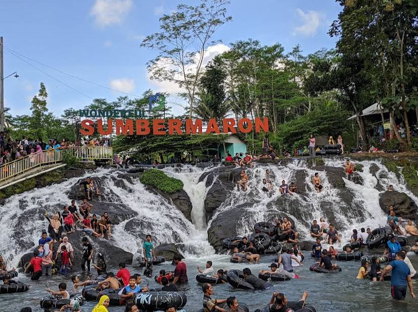 ASYIK: Momen para pengunjung menikmati air terjun di Sumber Maron.