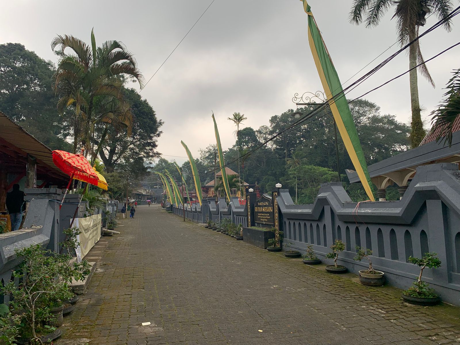 BERSEJARAH: Suasana salah satu tempat ikonik di Wonosari yang menarik para pengunjung yaitu Pesarean Gunung Kawi.
