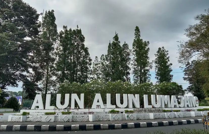 Suasana hangat warung malam di sekitar Alun-Alun Lumajang, jadi tempat favorit warga dan pelintas malam untuk melepas lapar dan berburu cita rasa lokal.
