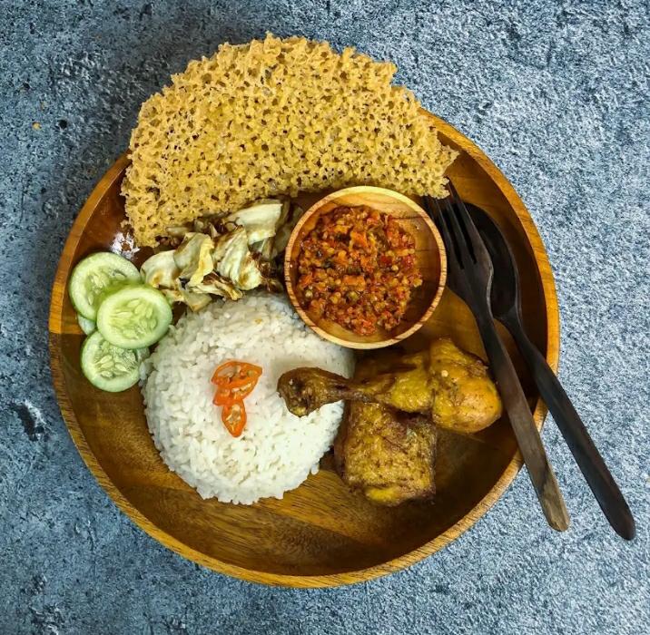RENYAH: Ayam Kremes Kanawa, salah satu rekomendasi ayam kremes terenak yang ada di Malang yang banyak diburu&nbsp;mahasiswa