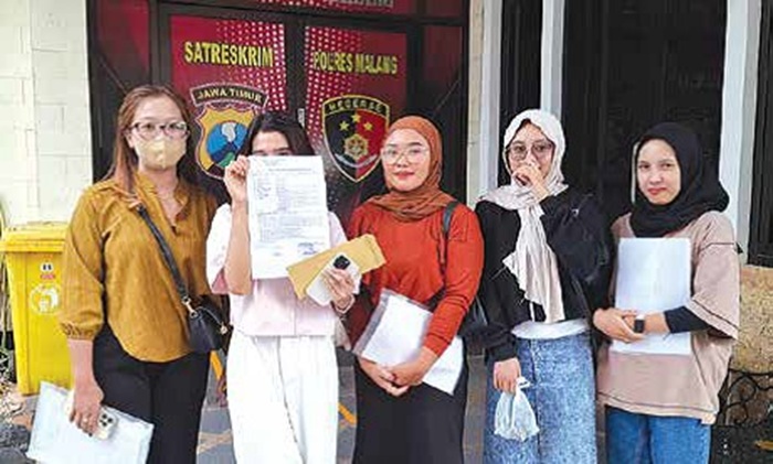 INVESTASI BODONG: Beberapa korban penipuan berkedok arisan online melapor ke Mapolres Malang kemarin (4/8).