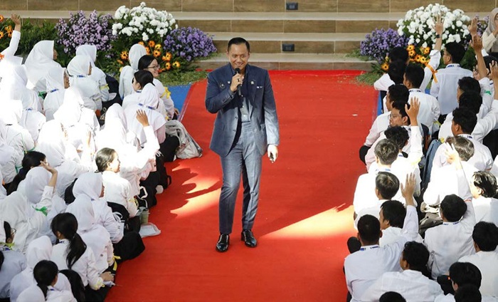 ANTUSIAS: Menteri Koordinator Bidang Infrastruktur dan Pembangunan Kewilayahan Agus Harimurti Yudhoyono berbicara di depan 6.993 mahasiswa baru ITS di Graha Sepuluh Nopember kemarin (4/8).