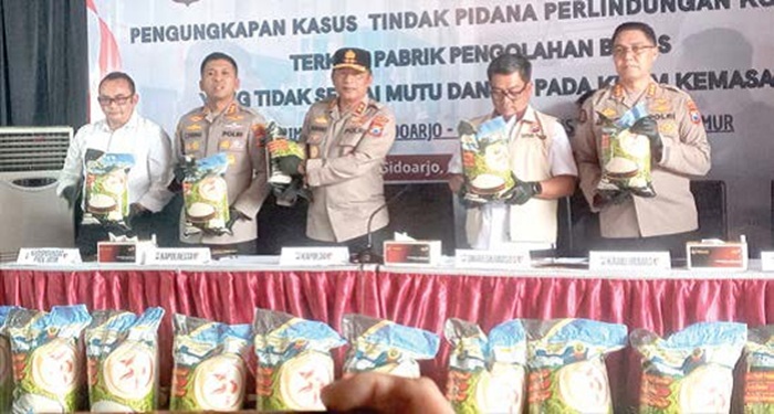 OPLOSAN: Kapolresta Sidoarjo Kombespol Christian Tobing beserta jajarannya memerkan hasil sitaan beras oplosan kemarin (4/8).