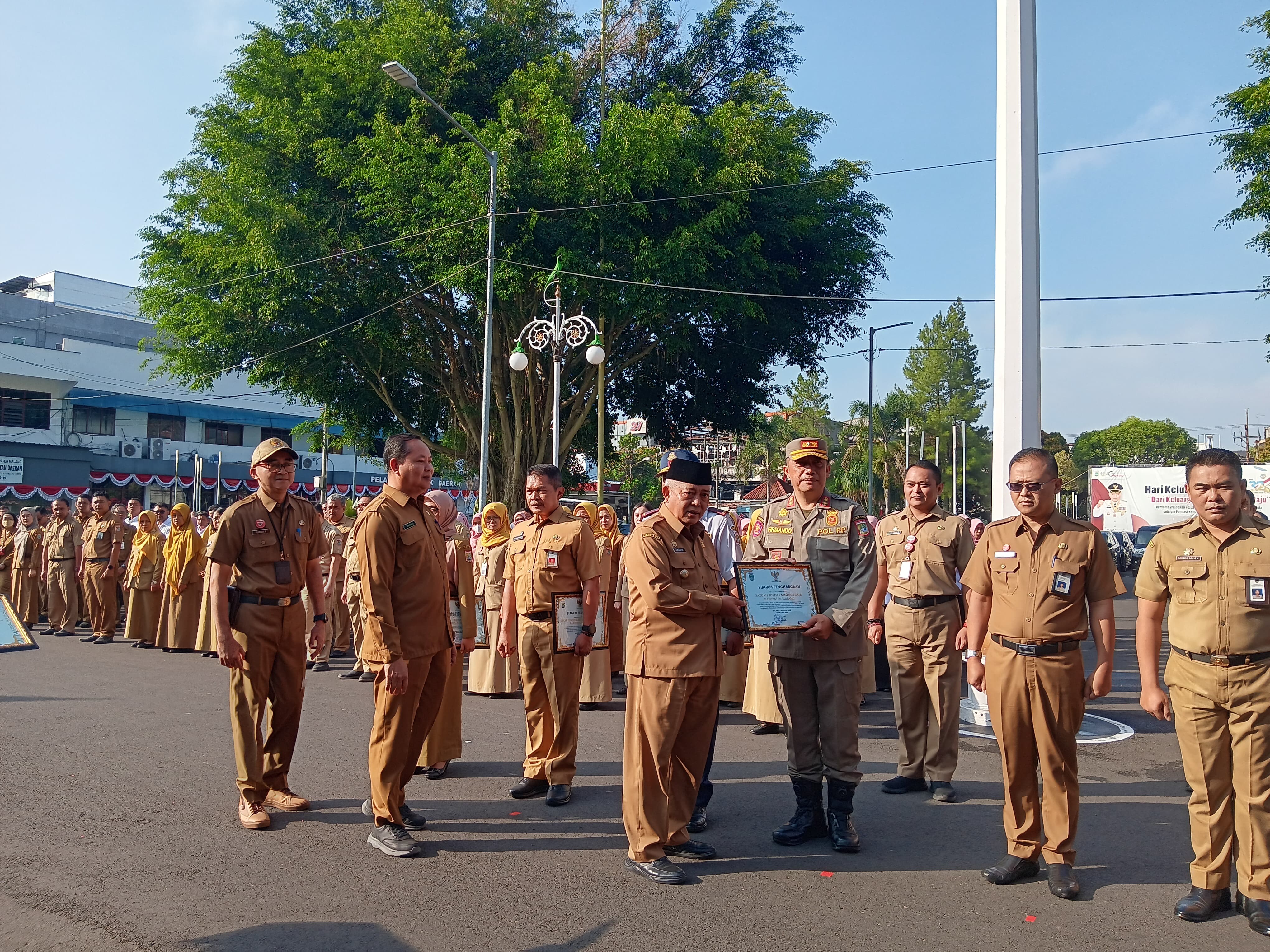 BERINTEGRITAS: Bupati Malang H M. Sanusi menyerahkan piagam penghargaan kepada enam kepala perangkat daerah (PD), termasuk Kasatpol PP Kabupaten Malang.