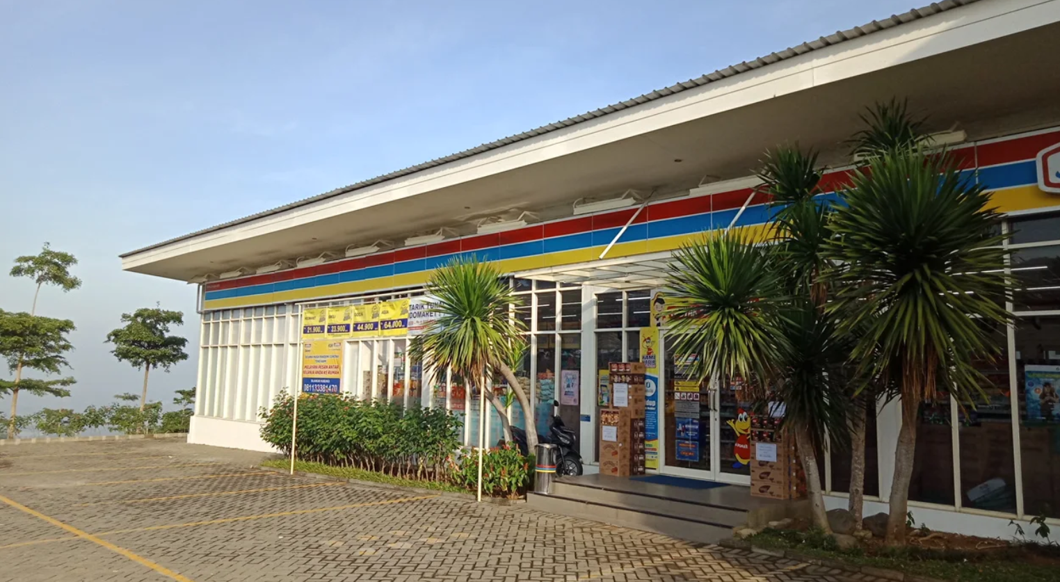 Bukan sekadar tempat belanja, minimarket di Citra Garden ini jadi favorit anak muda untuk nongkrong sambil menikmati panorama citylight Kota Malang dari ketinggian.