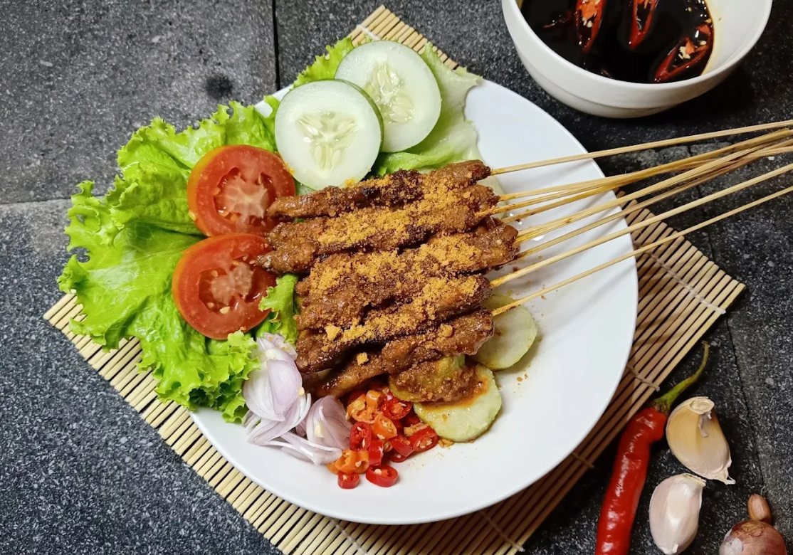 Sate kelinci, kuliner khas pegunungan yang masih jadi favorit banyak warga Malang. Empuk, gurih, dan cocok dinikmati hangat-hangat saat udara dingin.