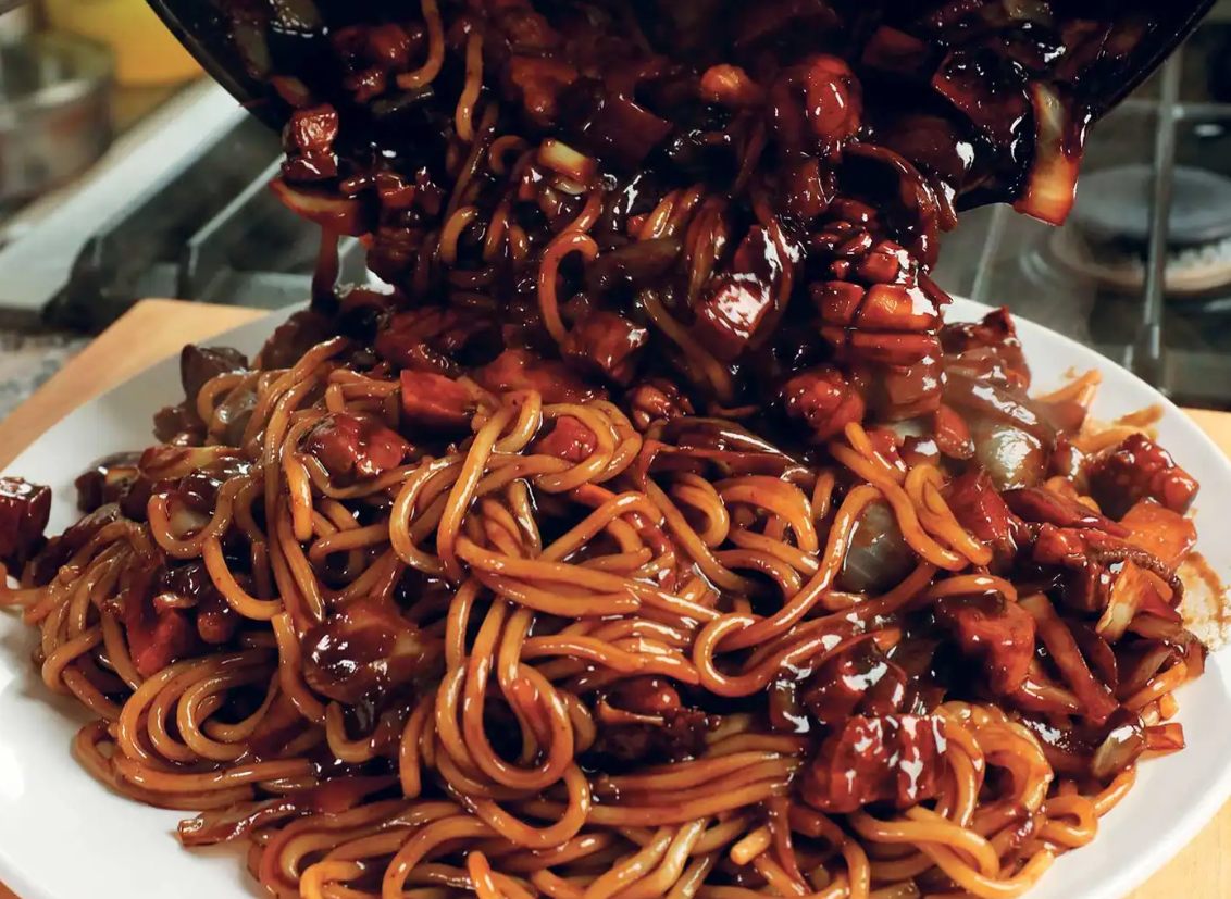 Jjajangmyeon, mi hitam khas Korea yang gurih dan manis, kini mudah ditemukan di Malang. Cocok buat kamu pencinta drakor dan kuliner Korea!