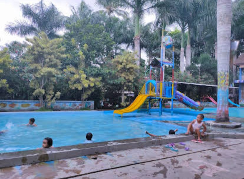 MENYENANGKAN: Asyik bermain air sambil perosotan di Taman Keceh Wajak.