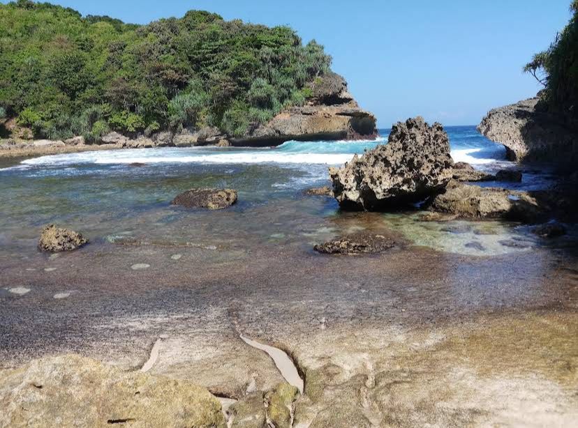 ASRI: Pemandangan Pantai Batu Bengkung yang dihiasi bebatuan yang indah di pinggir pantai.