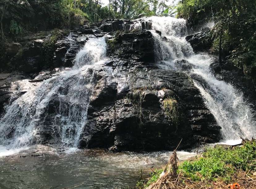 INDAH: Suasana adem dari air terjun membuat pikiran menjadi tenang.