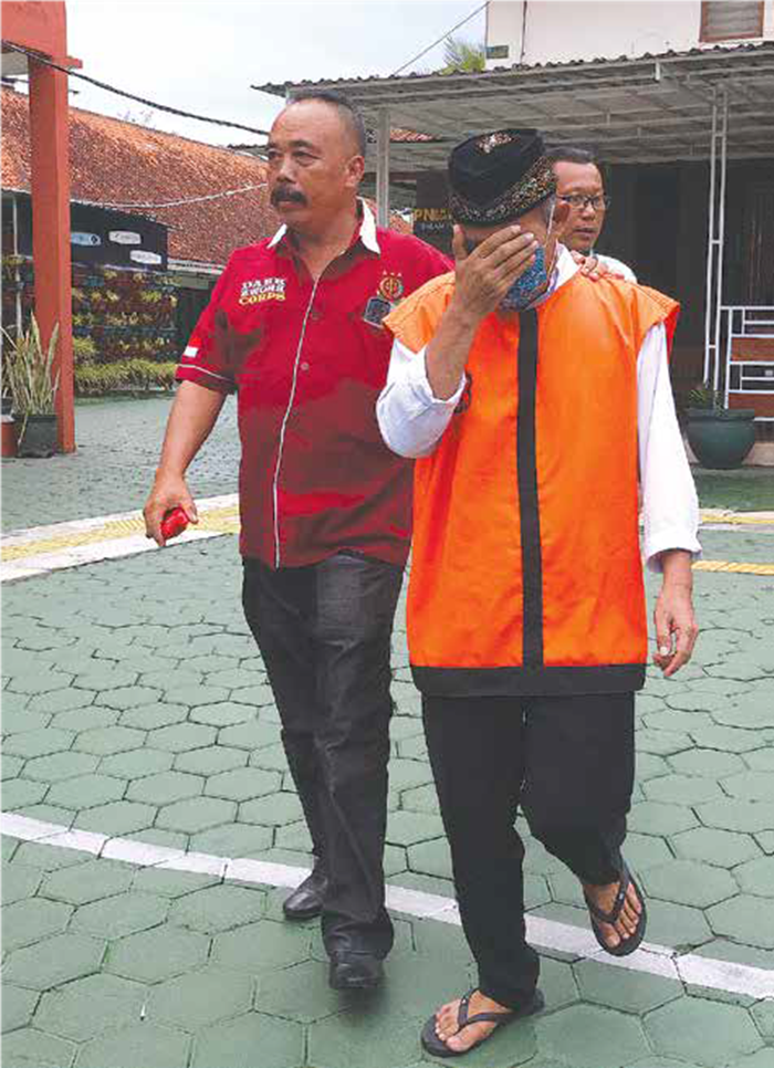 TERTUNDUK MALU: PBS, terdakwa pencabulan terhadap dua anak setelah menjalani persidangan di PN Malang kemarin.