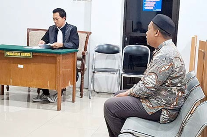 TIDAK BERNIAT MENYAKITI: Dedi Kurnia Sujono, 44, guru olah raga di MI Nurul Huda, Kecamatan Bantur menjalani sidang pledoi di Pengadilan Negeri (PN) Kepanjen, kemarin.