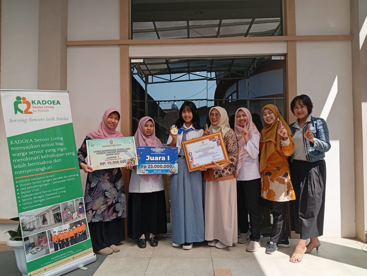 REKOR PRESTASI : Kanyaillah Adyta Djenar (tiga kiri) peraih Emas bidang lomba Keperawatan Kesehatan Sosial LKS Nasional Dikmen 2025 bersama para guru pembimbing lomba SMKN 2 Malang.