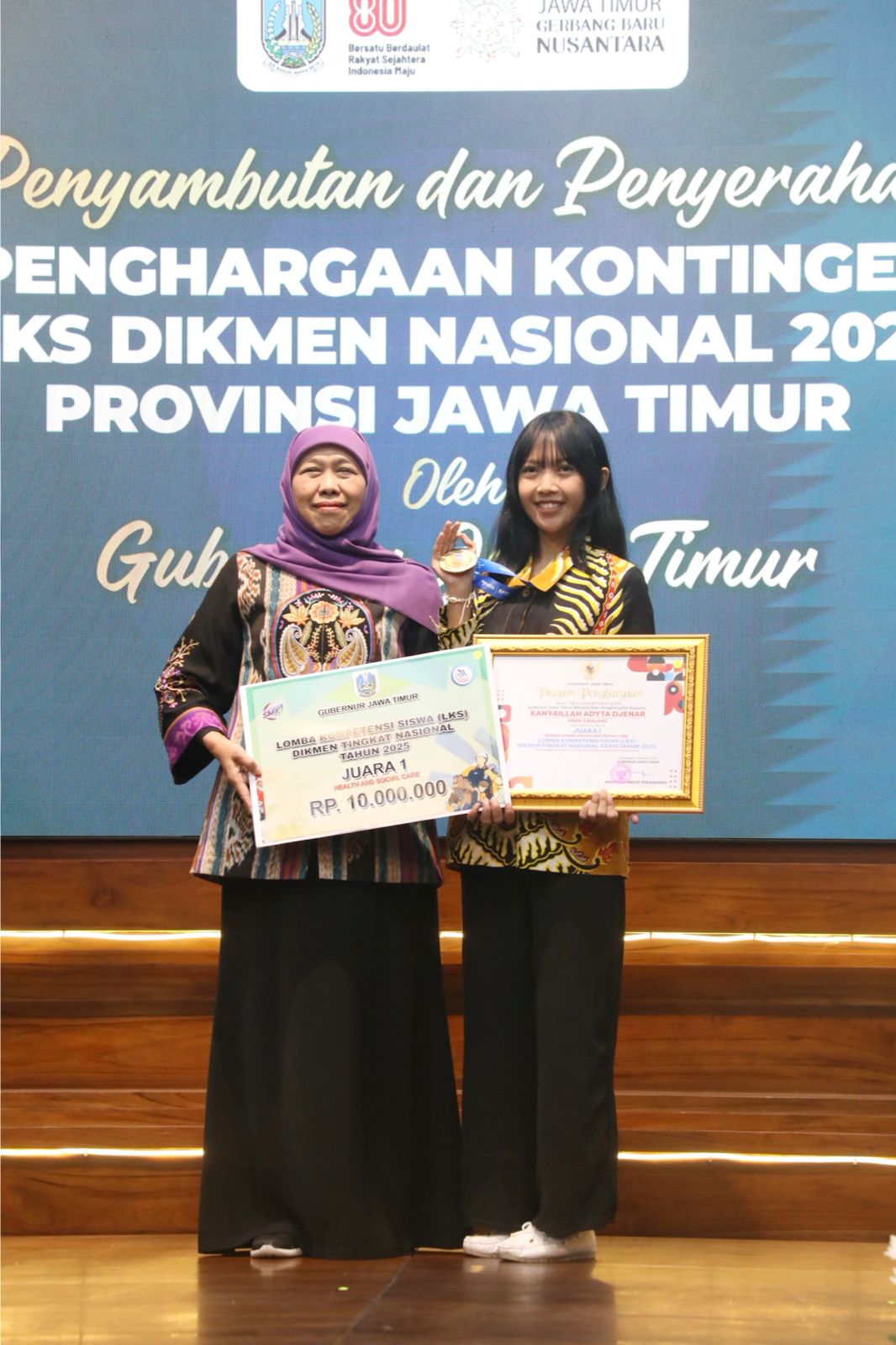 BANGGA : Gubernur Jatim Hj. Dr (H.C. UA) Khofifah Indar Parawansa MSi (kiri) memberikan apresiasi khusus untuk Juara 1 LKS Nasional dari SMKN 2 Malang, Jumat (1/8).