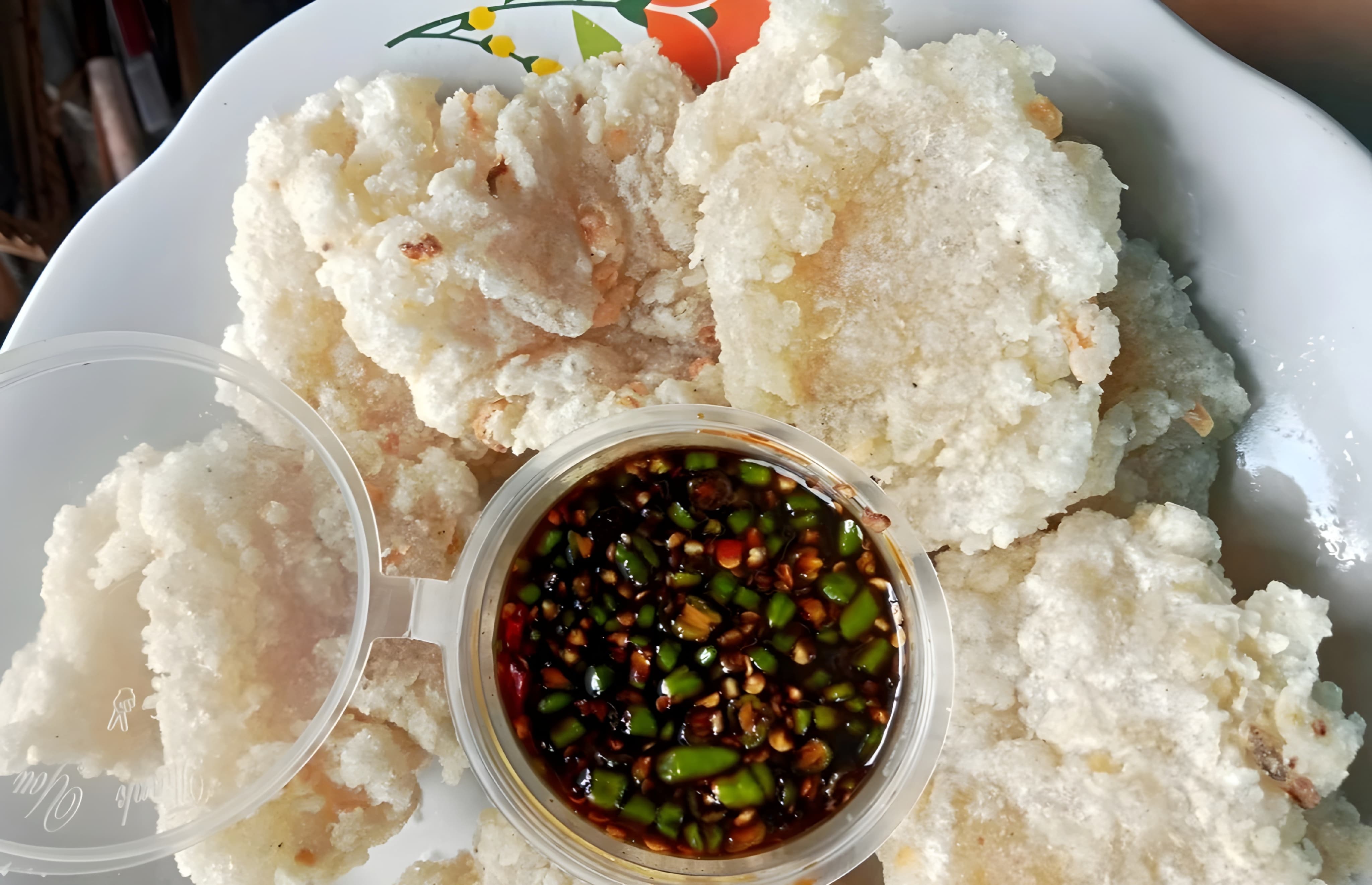 LEZAT: Cireng bumbu rujak di Malang ini siap manjakan lidahmu dengan rasa gurih, pedas, dan harga ramah kantong