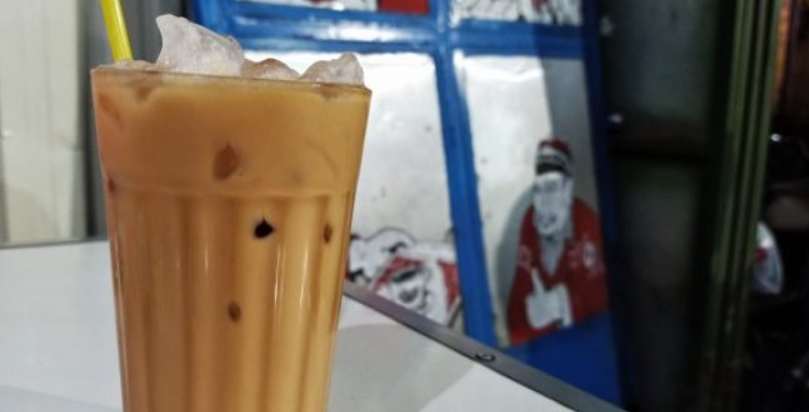 Segelas teh tarik hangat dengan buih melimpah jadi pilihan tepat untuk bersantai. Kedai-kedai ini tak hanya menawarkan rasa khas, tapi juga suasana nyaman untuk ngobrol bareng teman.