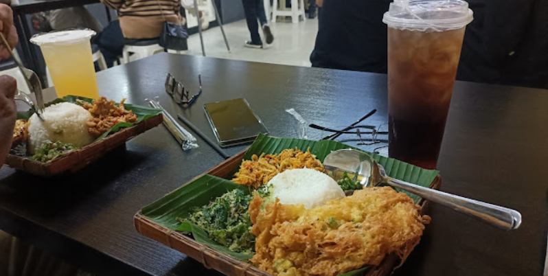 Sepiring nasi telur dengan siraman saus khas jadi pilihan favorit warga Malang saat malam hari. Warung-warung ini tetap buka hingga larut malam, cocok untuk perut kosong di jam tak terduga.