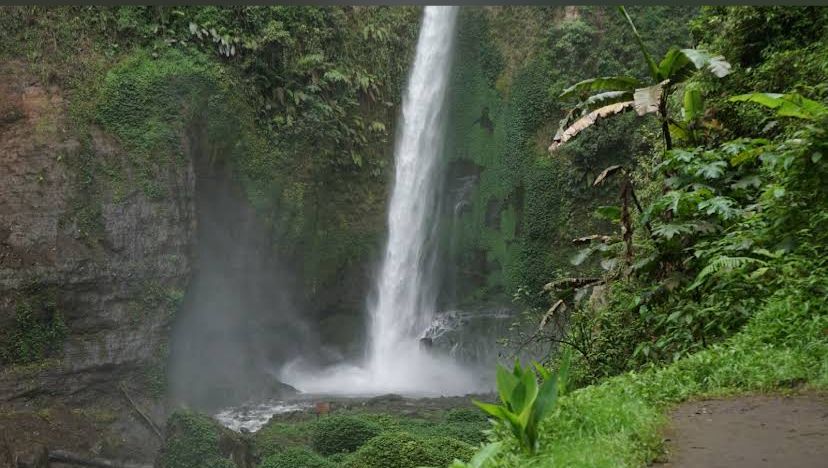 MENARIK: Memandangi panorama alam ketika di hari libur menjadi kenikmatan tersendiri.