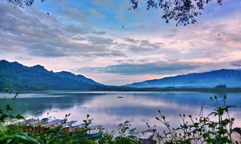 ESTETIK: Pemandangan Waduk Selorejo, rugi wisatawan yang melintas di Waduk Selorejo tanpa mengabadikan momennya.