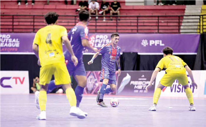 DUKUNG ATURAN ANYAR: Andres Josue Teran (dua dari kanan) berusaha melewati pemain Fafage Banua dalam laga Playoff Elite perebutan tempat ketiga pada Juli lalu.