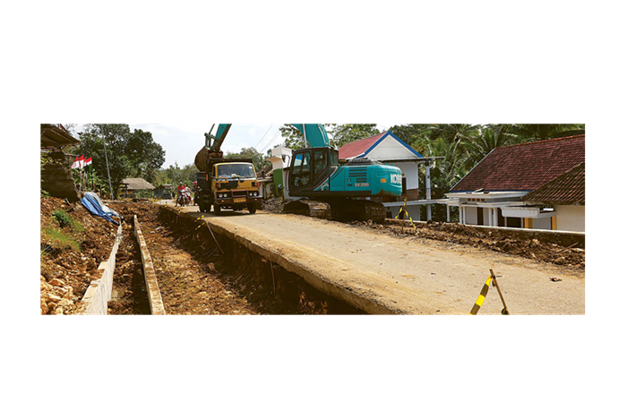 INFRAS TRUKTUR: Kendaraan melintas di proyek pelebaran area jembatan Pelangi, Desa Srigonco, Kecamatan Bantur kemarin.