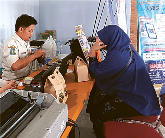 JEMPUT BOLA: Warga membayar pajak di kantor Desa Pagelaran, Kecamatan Pagelaran kemarin (5/8).